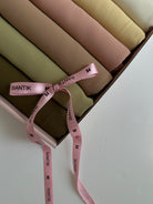 	•	hijab mousseline beige fluide
	•	box de hijabs en mousseline 6 couleurs
	•	hijab long et léger pour femme musulmane
