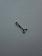 Avec cette pince pour hijab, votre voile reste parfaitement en place. Accessoire simple, élégant et sûr, adapté à un port quotidien ou pour des événements spéciaux.