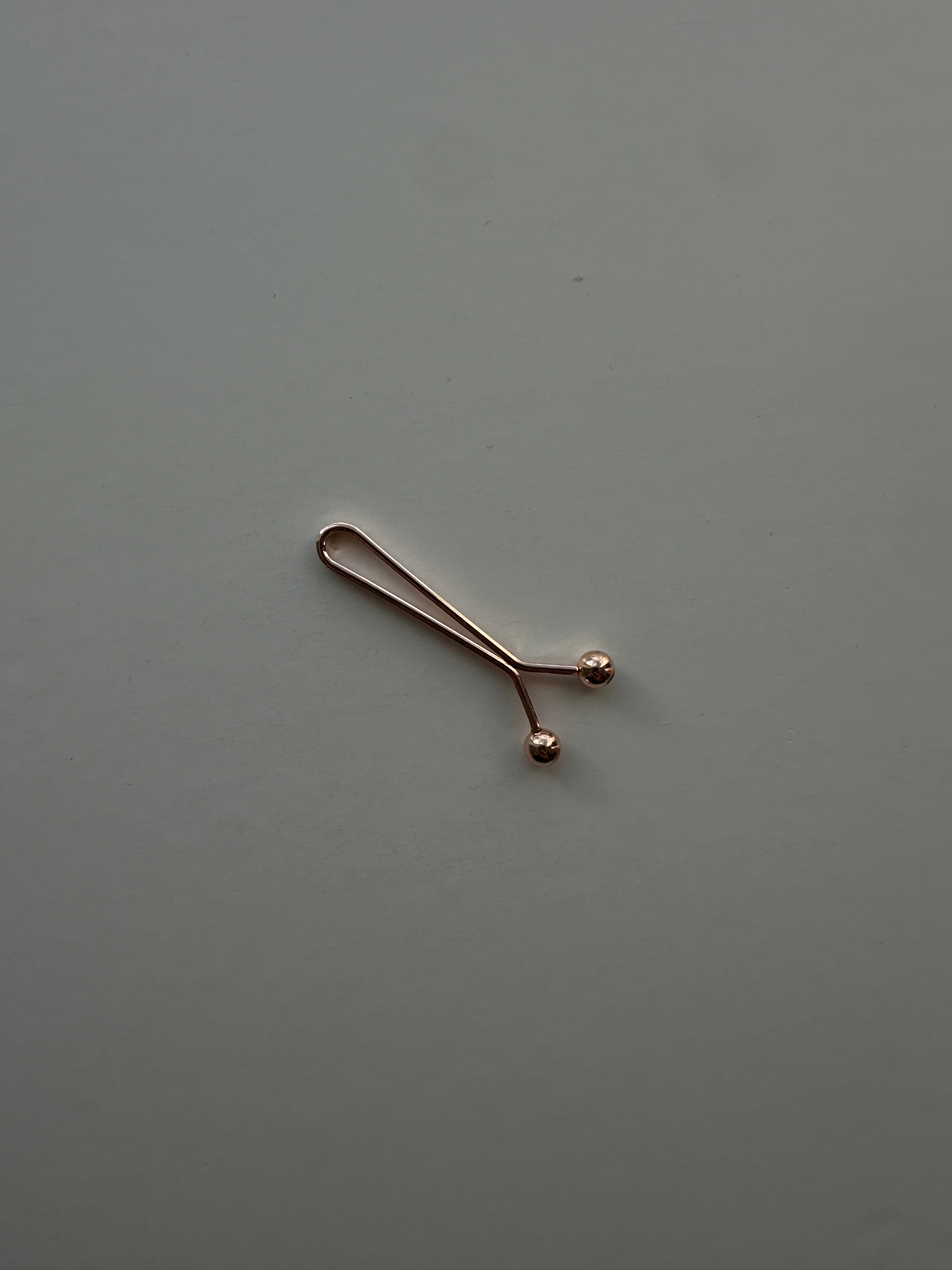 Accessoire pratique pour toutes les femmes portant le hijab, cette pince garantit que votre voile reste parfaitement en place, sans l’endommager.