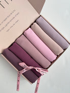 Coffret de 6 hijabs en Soie de Médine, couleurs dégradées : Prune Intense, Mauve Foncé, Vieux Rose, Rose Pâle, Nude Rosé et Gris Lilas. Produit présenté dans une boîte cadeau avec ruban.