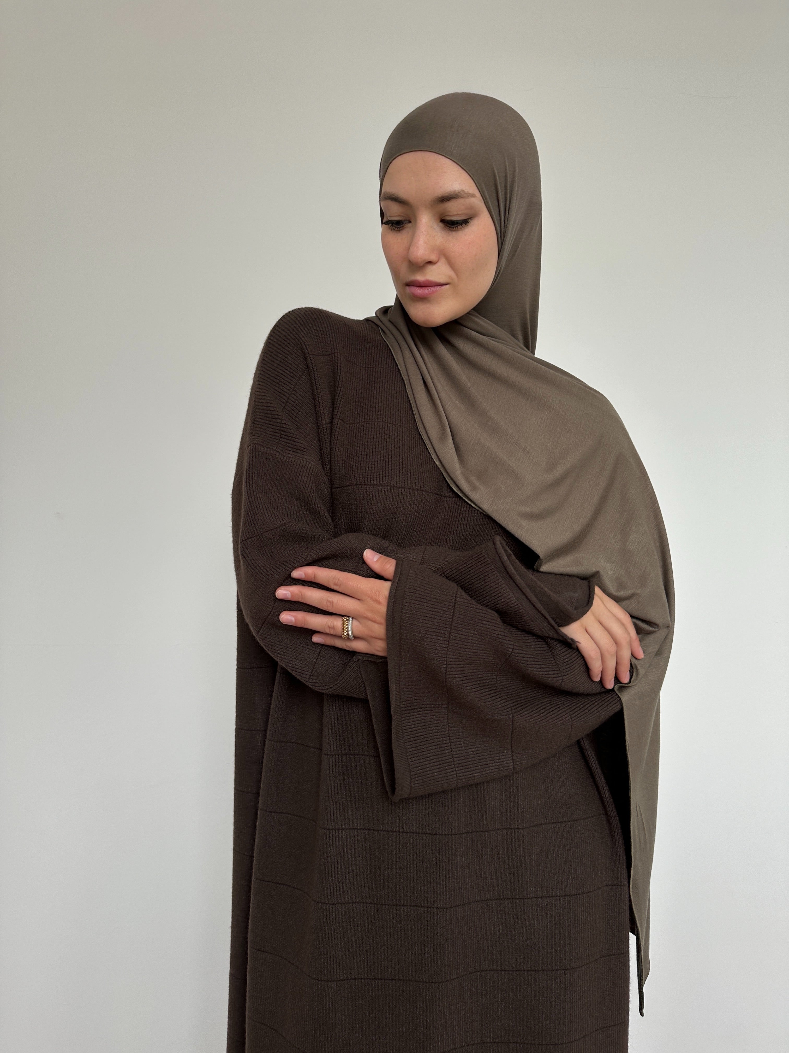 Robe Yūgen  chocolat – robe longue 140 cm avec manches larges style kimono et col rond – BANTIK