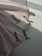 Cette pince pour hijab permet de fixer votre voile solidement tout en préservant la délicatesse du tissu. Accessoire pratique et élégant pour un hijab impeccable