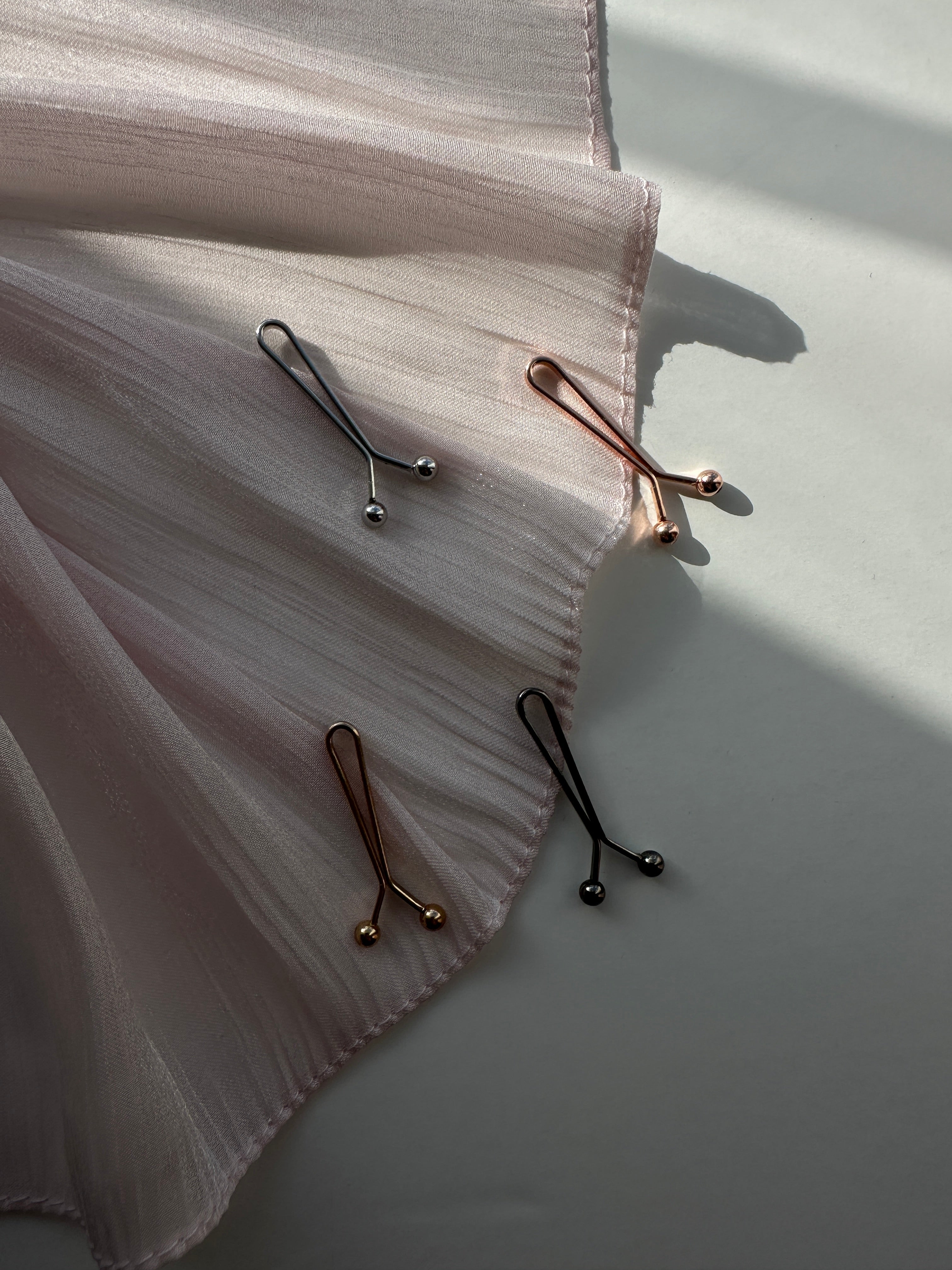 Cette pince pour hijab permet de fixer votre voile solidement tout en préservant la délicatesse du tissu. Accessoire pratique et élégant pour un hijab impeccable