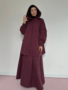 Style élégant et protection contre la pluie ☔️. Jupe longue imperméable + pull léger avec capuche et fermeture éclair. Parfait pour un look tendance et pratique en toute saison