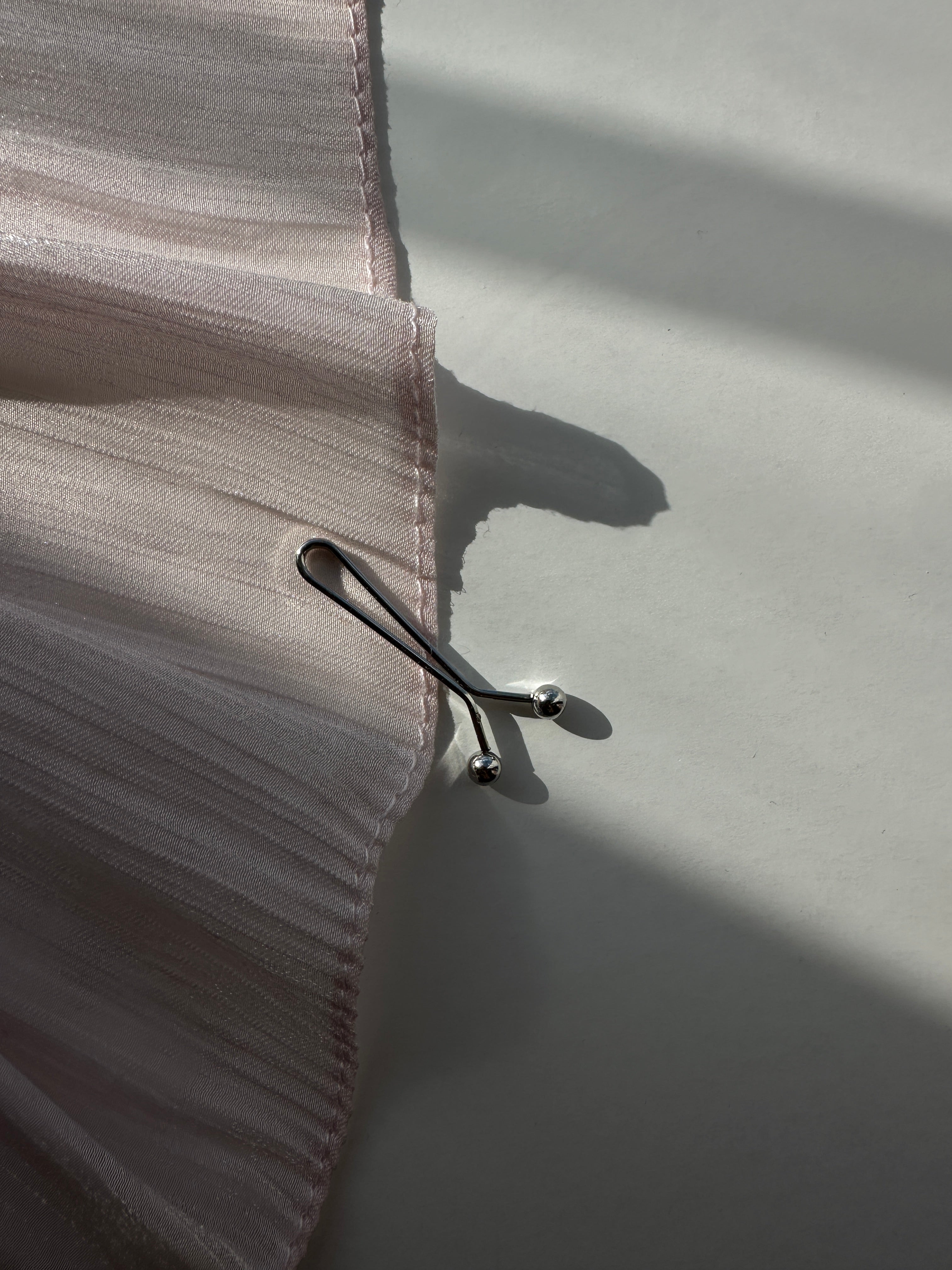 Accessoire indispensable pour hijab, cette pince maintient votre voile avec élégance et confort. Parfaite pour un usage quotidien et pour garder le hijab en place sans effort.