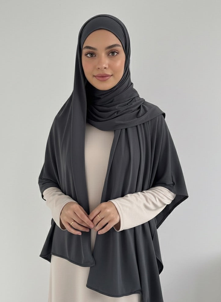 Hijab en jersey liquide noir, style enroulé, finition légèrement brillante, look bureau