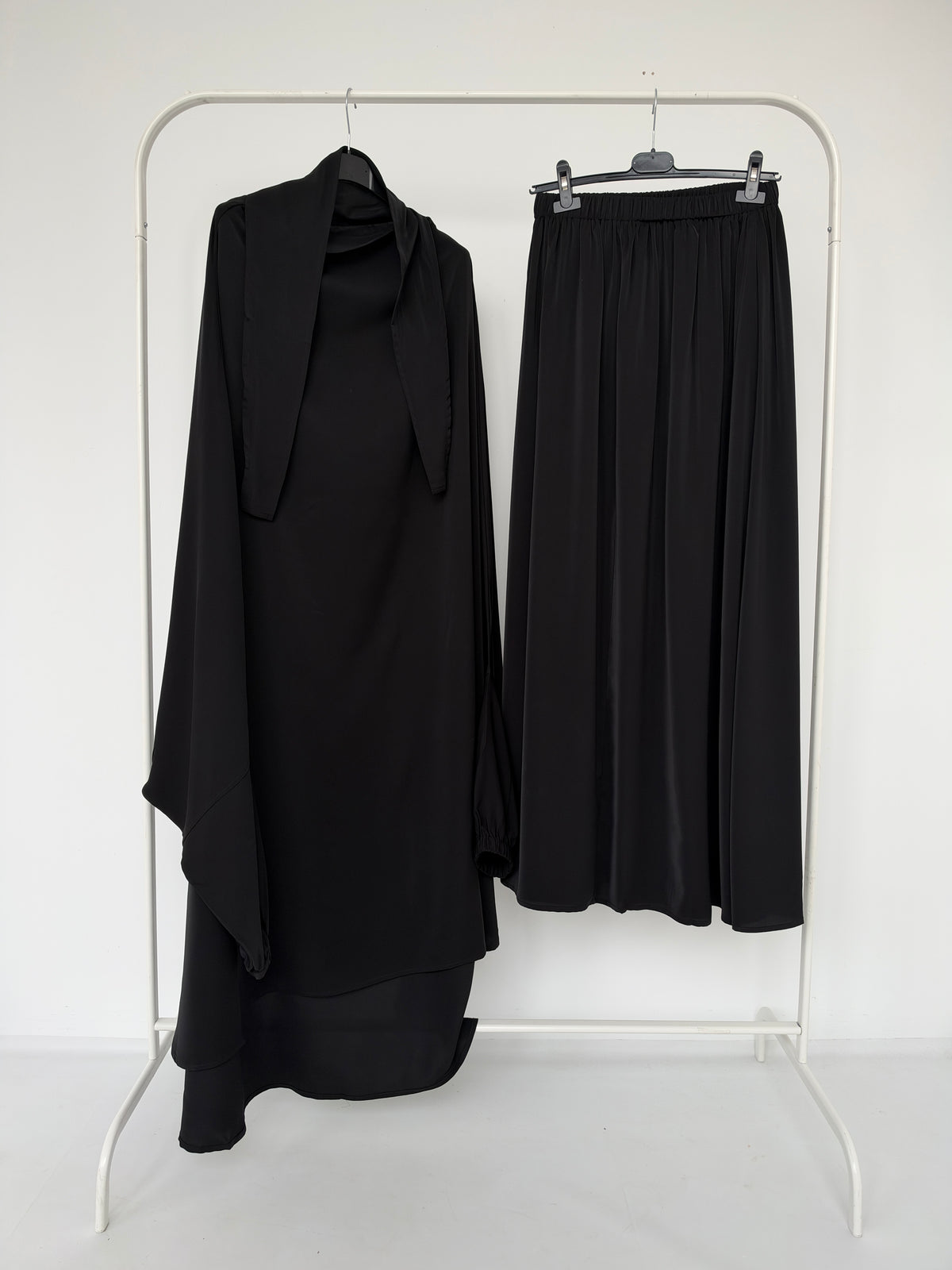 Jilbab noir avec jupe longue, coupe ample et fluide