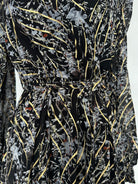 • Robe longue en mousseline imprimée - Noir et Or
• Robe fluide motif floral avec ceinture - 130cm
• Maxi robe élégante en mousseline - Taille M
• Robe Habillée Mousseline Imprimée Ceinturée
• Robe Cache-Cœur Longue Chic avec Manches Élastiquées