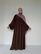 Robe longue Abaya Assia chocolat en soie de Médine de la marque BANTIK, vue de face complète sur mannequin, style pudique et fluide.