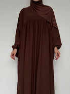 Femme portant l'abaya longue Assia chocolat de chez Bantik en soie de Médine