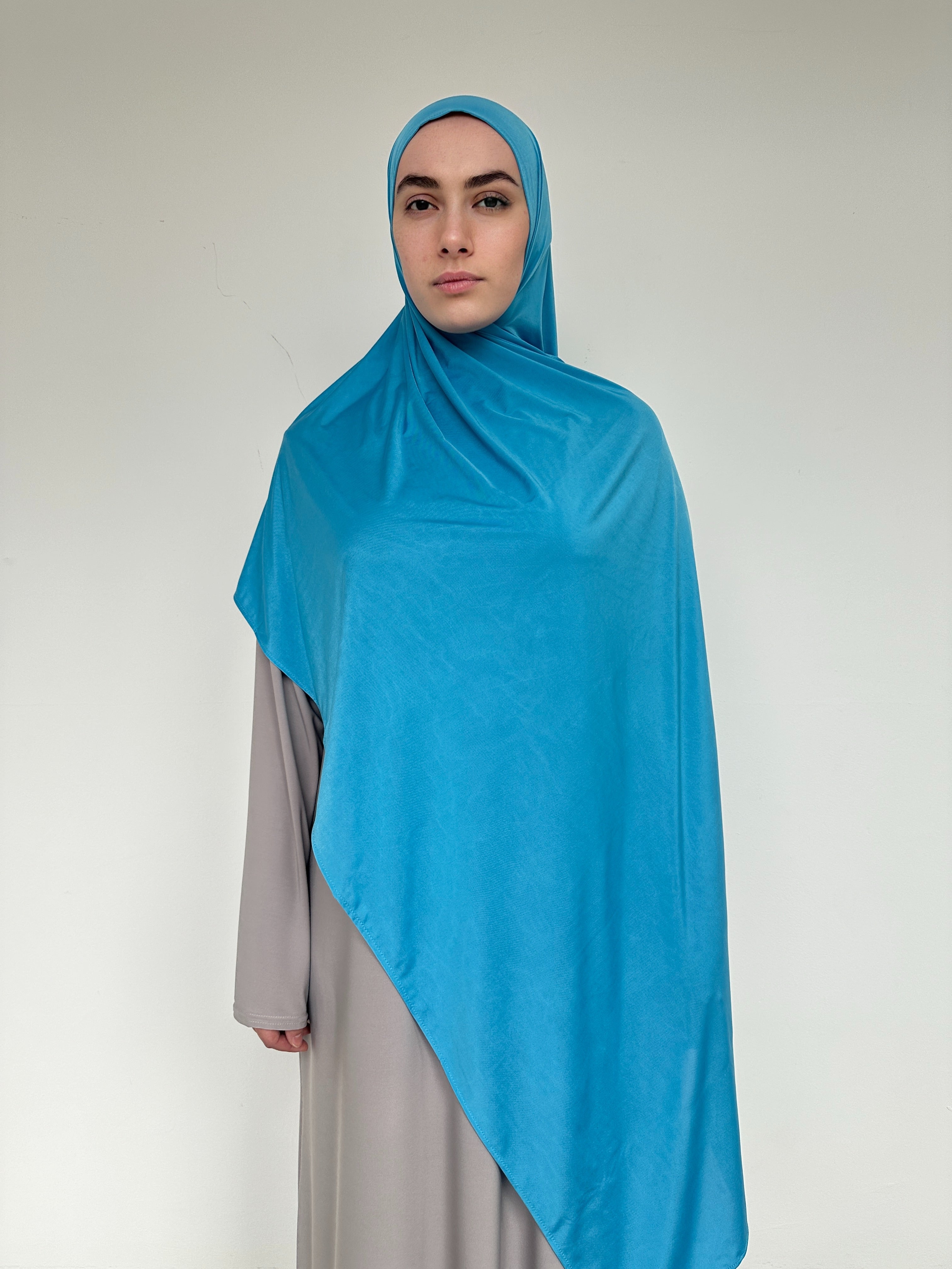 Hijab Jersey Liquid bleu azur lumineux, parfait pour l'été.