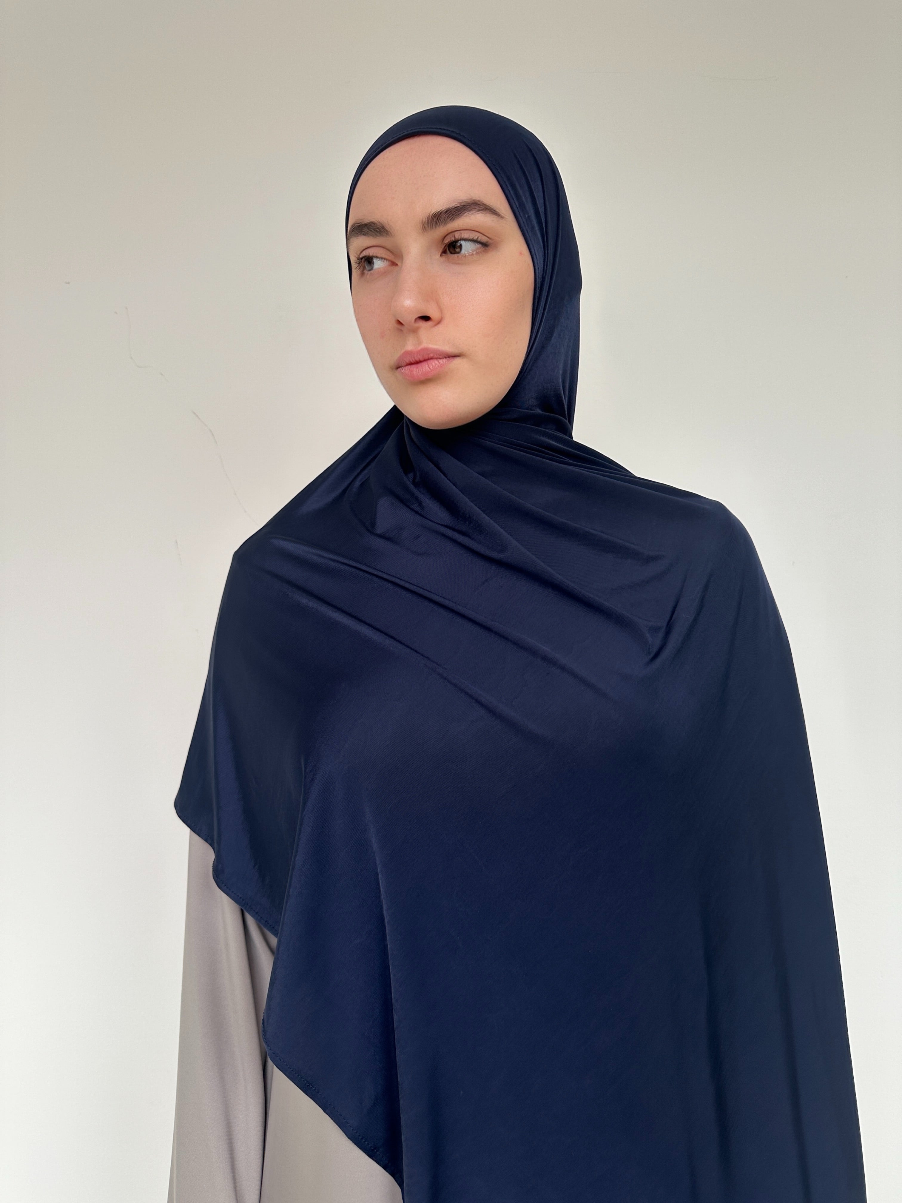 Hijab bleu marine en jersey liquide, confort et douceur.