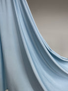 Texture fluide du hijab jersey liquide bleu ciel poudré.