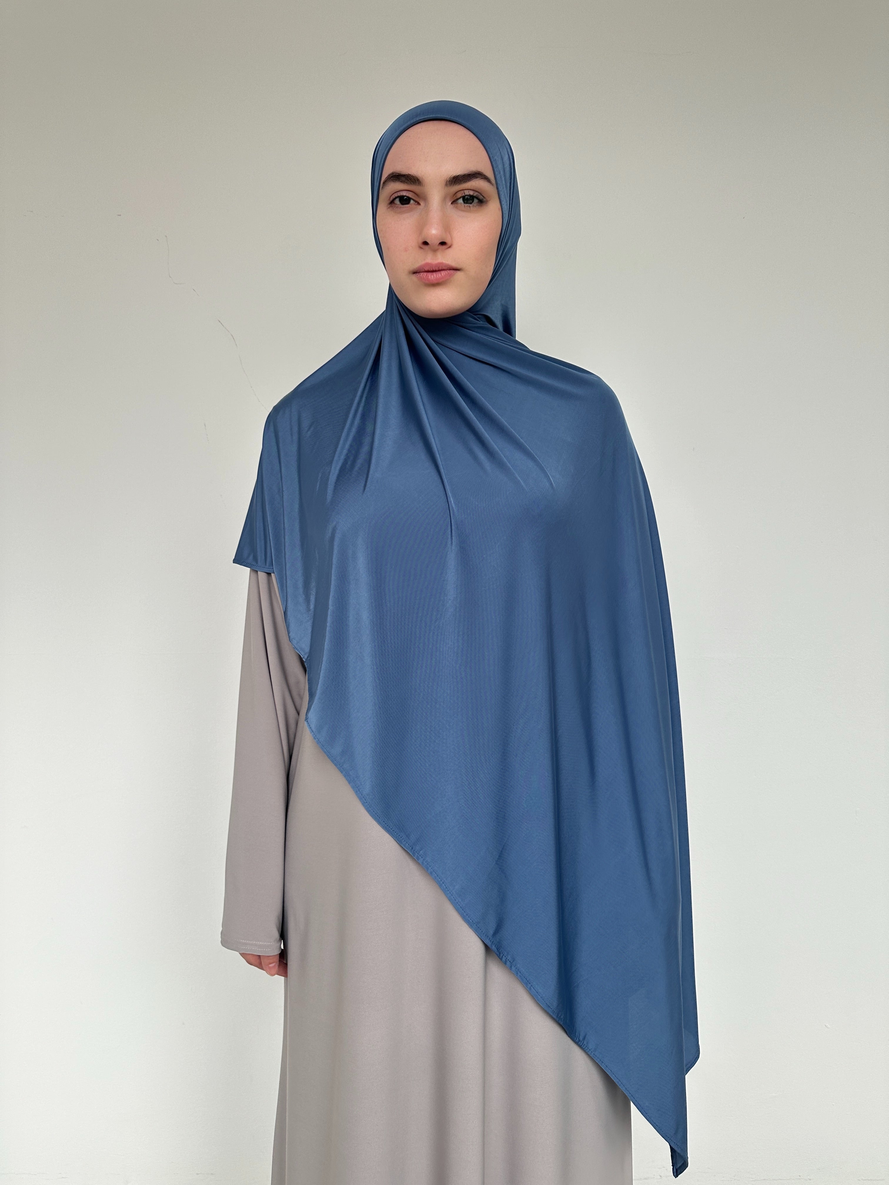 Hijab Jersey Liquid bleu orage, une nuance gris-bleu moderne.
