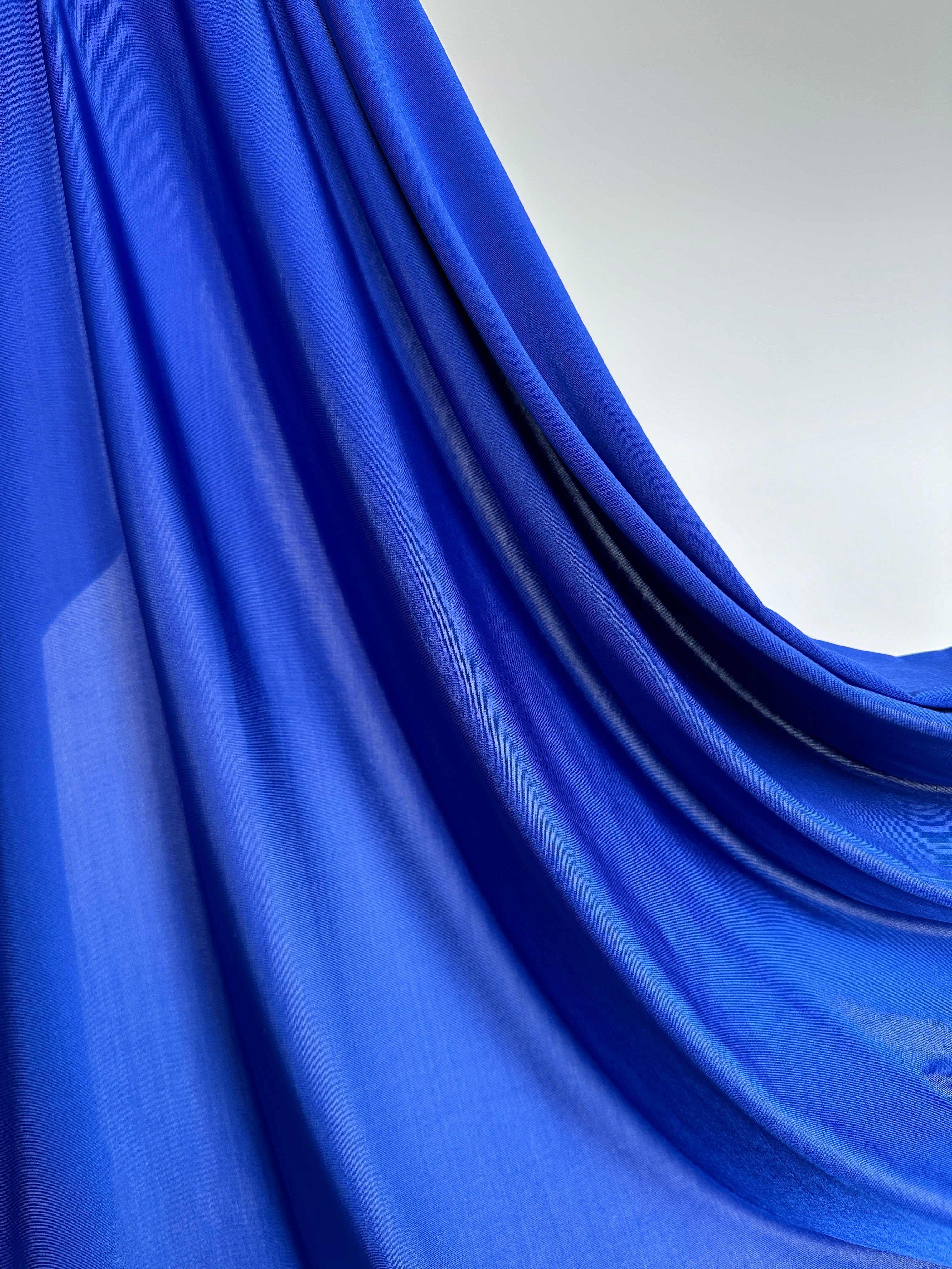 Détail du jersey liquide bleu roi éclatant, extensibilité premium.