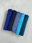 Hijab fluide bleu orage, idéal pour un look sobre et sophistiqué.