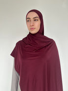Hijab Jersey Liquid bordeaux profond, idéal pour une touche de couleur sobre.