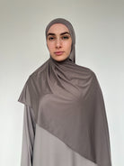 Hijab Jersey Liquid gris anthracite foncé, tissu fluide et chic.