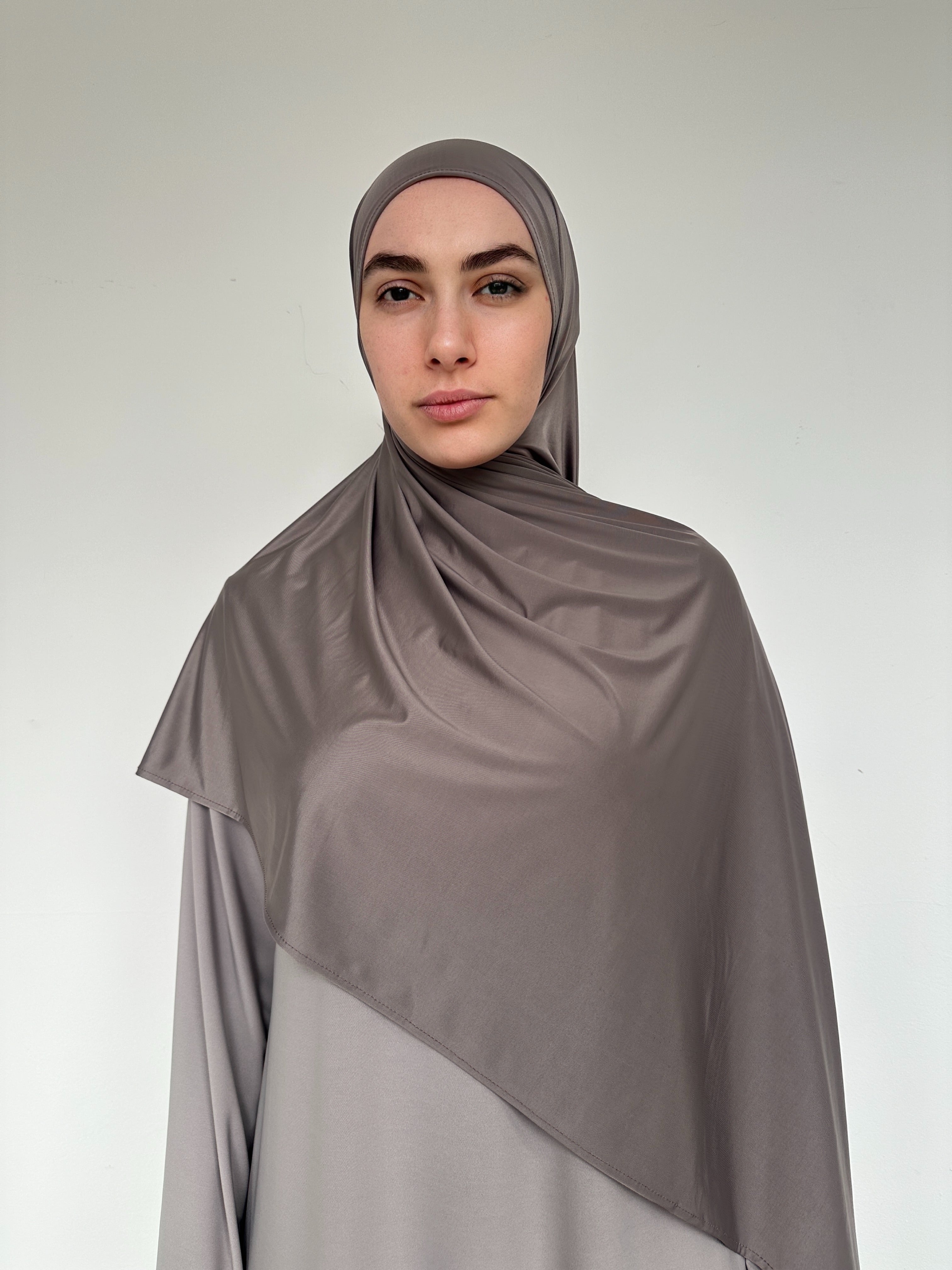 Hijab Jersey Liquid gris anthracite foncé, tissu fluide et chic.