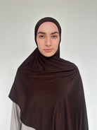 Hijab premium chocolat en jersey fluide, maintien parfait toute la journée.