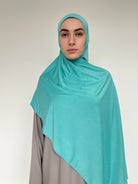 Hijab fluide menthe pastel, idéal pour un look frais.