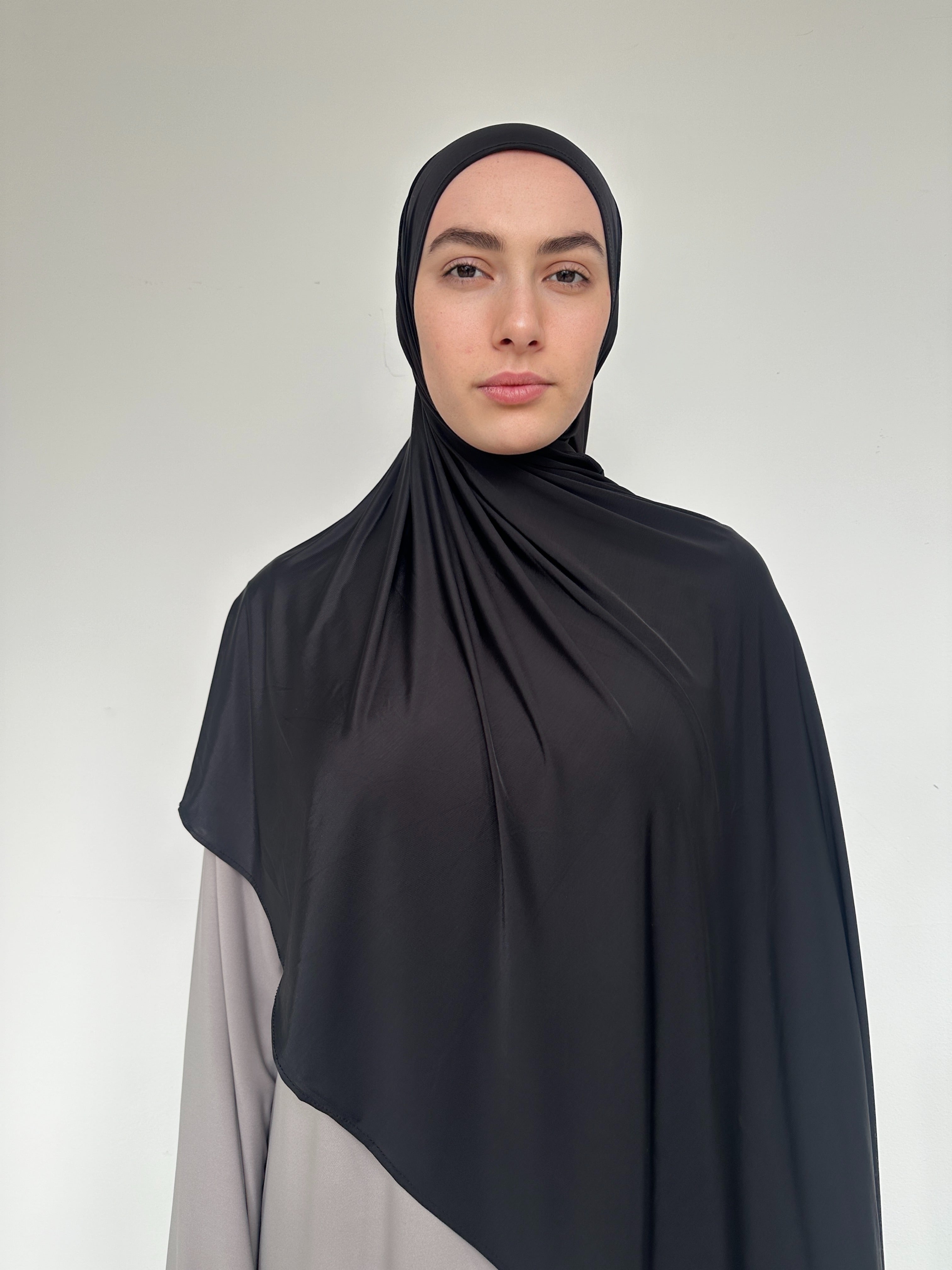Hijab Jersey Liquid noir profond, l'essentiel de votre garde-robe.
