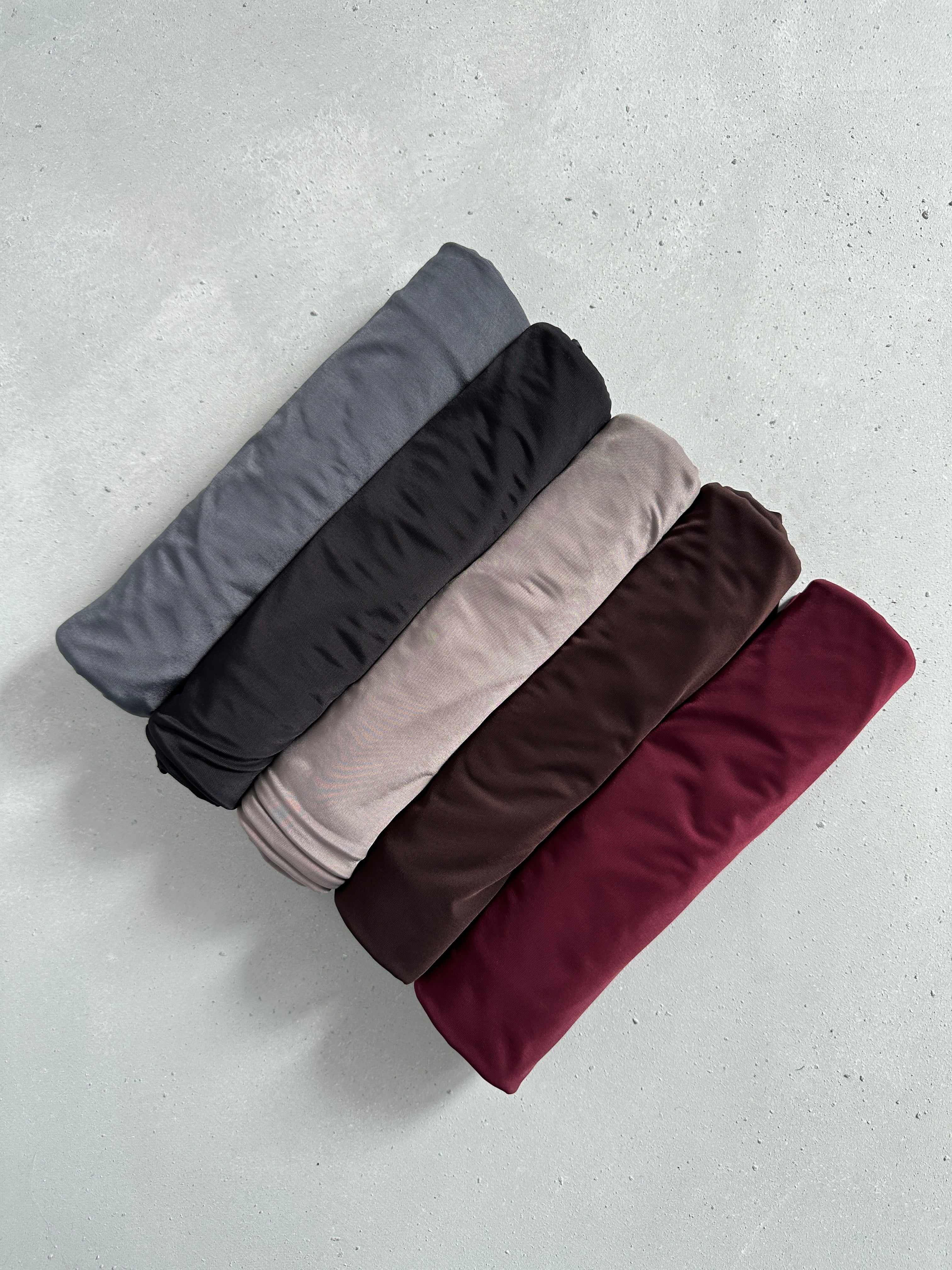 Hijab Jersey Liquid noir profond, l'essentiel de votre garde-robe.