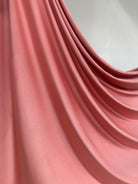 Détail de la couleur rose pêche poudré sur jersey liquide fluide.