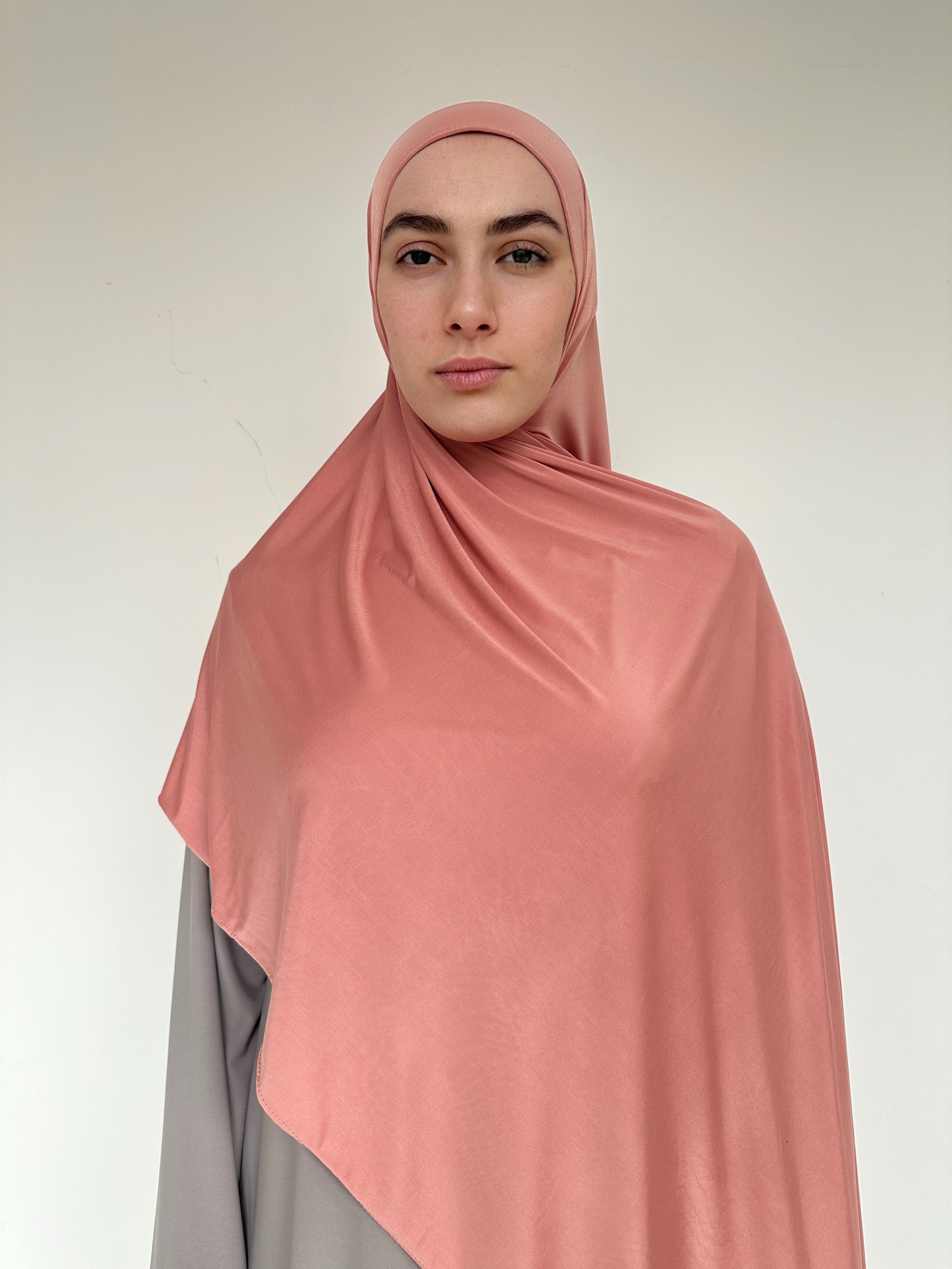 Hijab rose poudré extensible, idéal pour une couvrance maximale.
