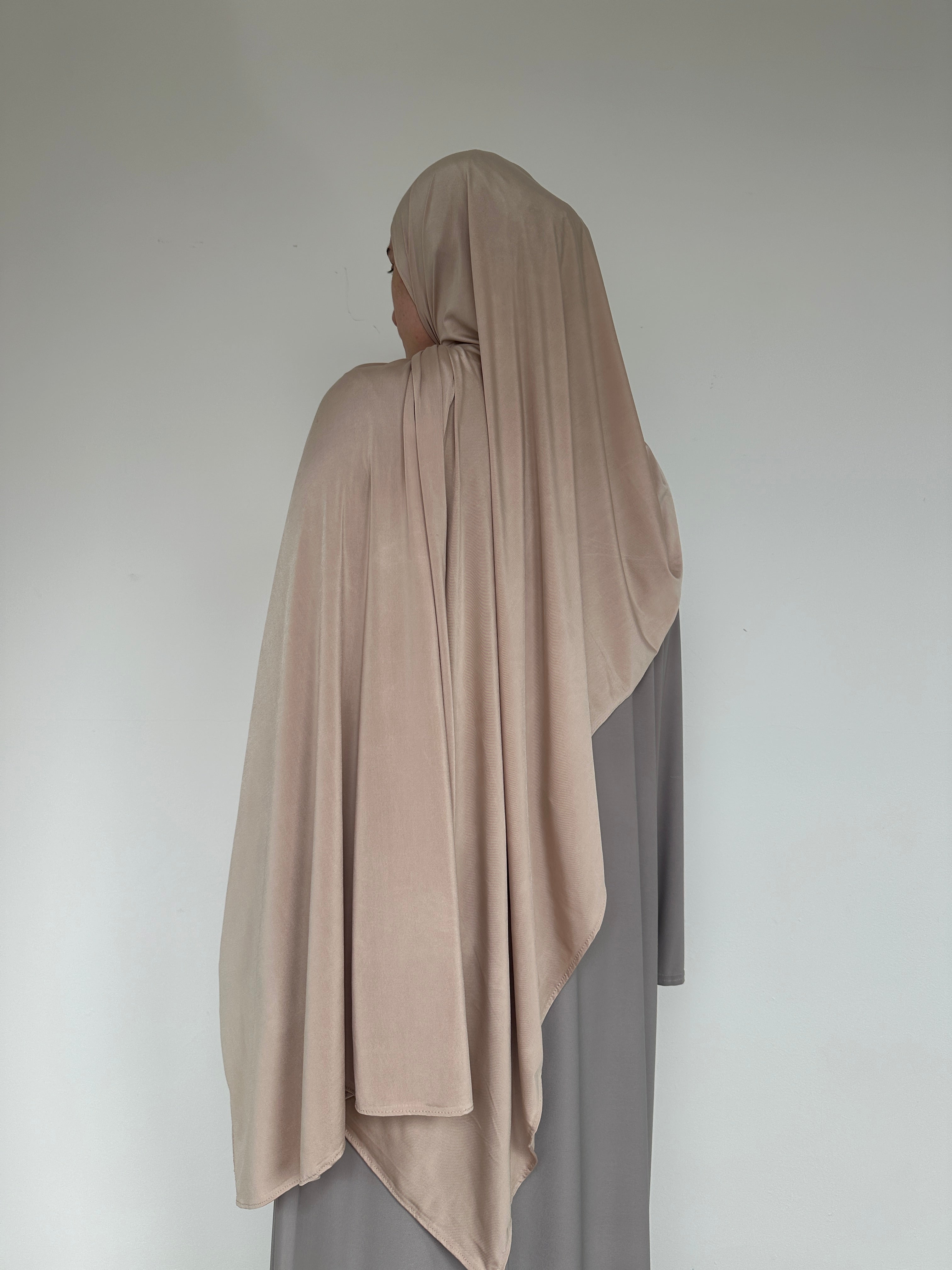 Hijab Jersey Liquid couleur sable beige, un basique indispensable.