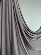 Hijab Jersey Liquid couleur taupe vison, une teinte nude élégante.