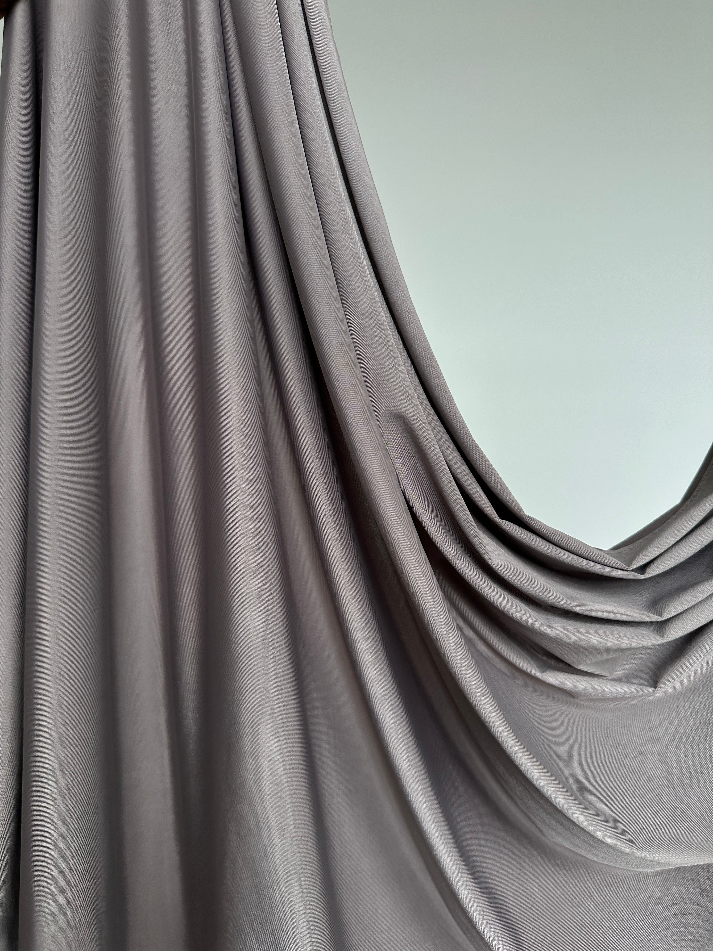 Hijab Jersey Liquid couleur taupe vison, une teinte nude élégante.