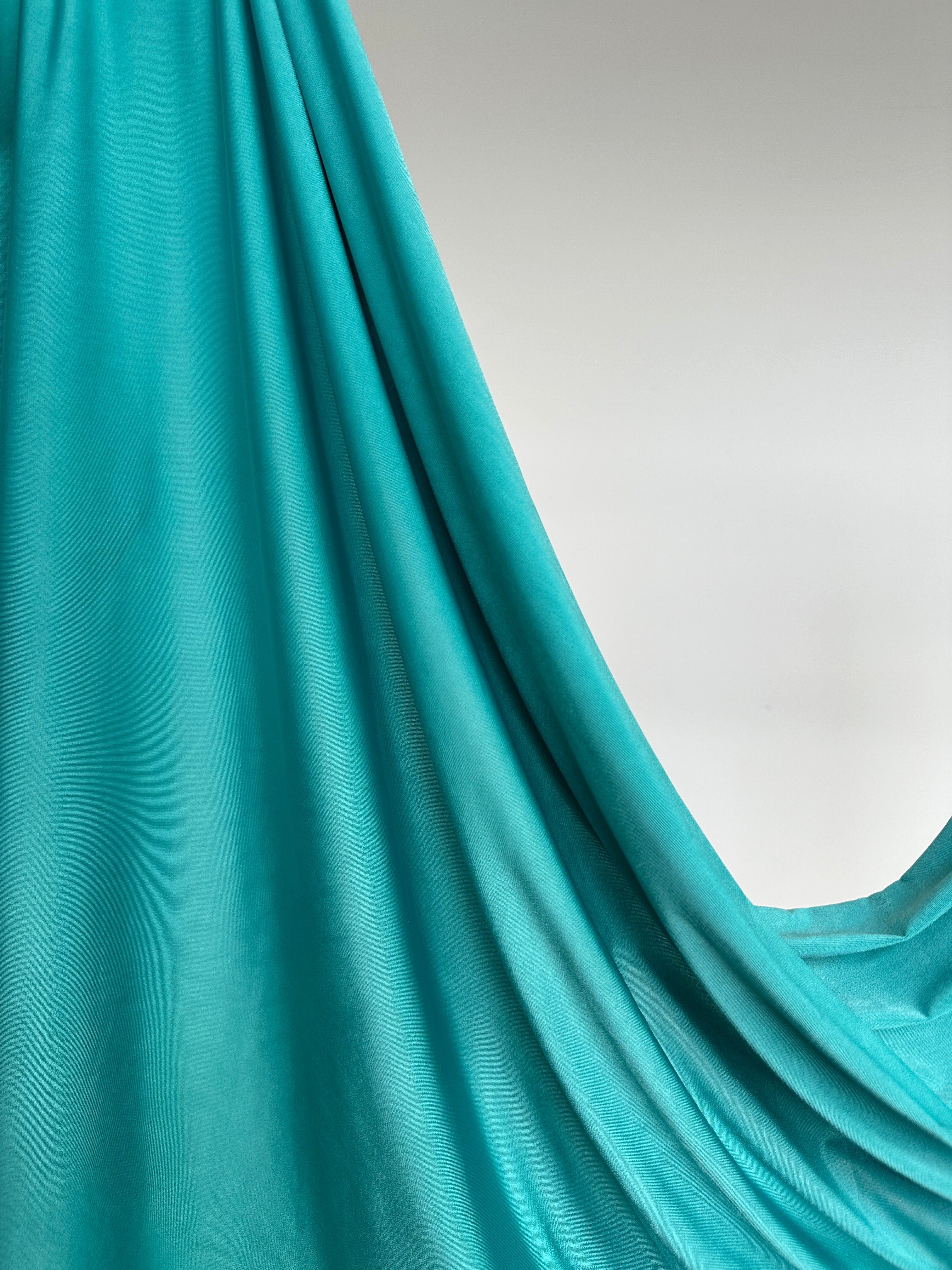 Hijab Jersey Liquid turquoise moyen, effet drapé impeccable.