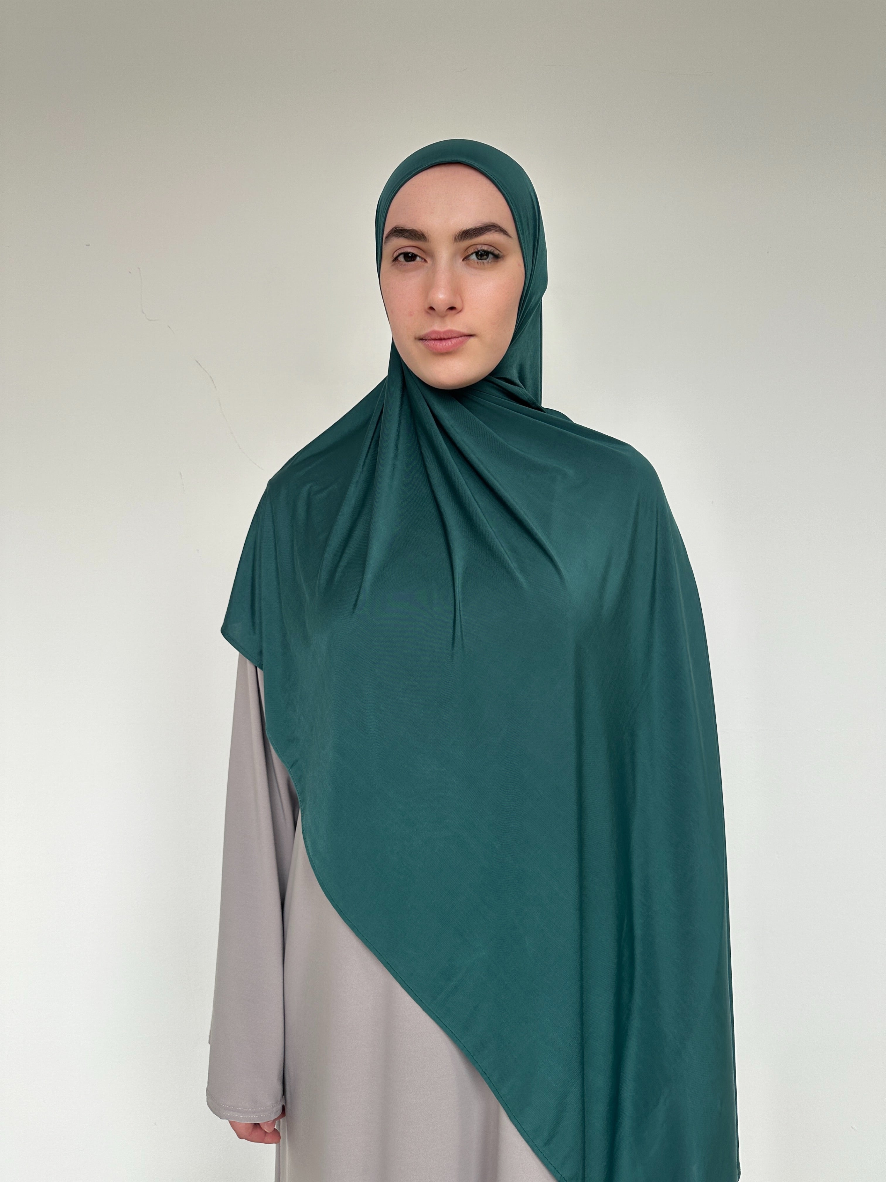 Hijab Jersey Liquid vert sapin profond, rendu chic et sobre.