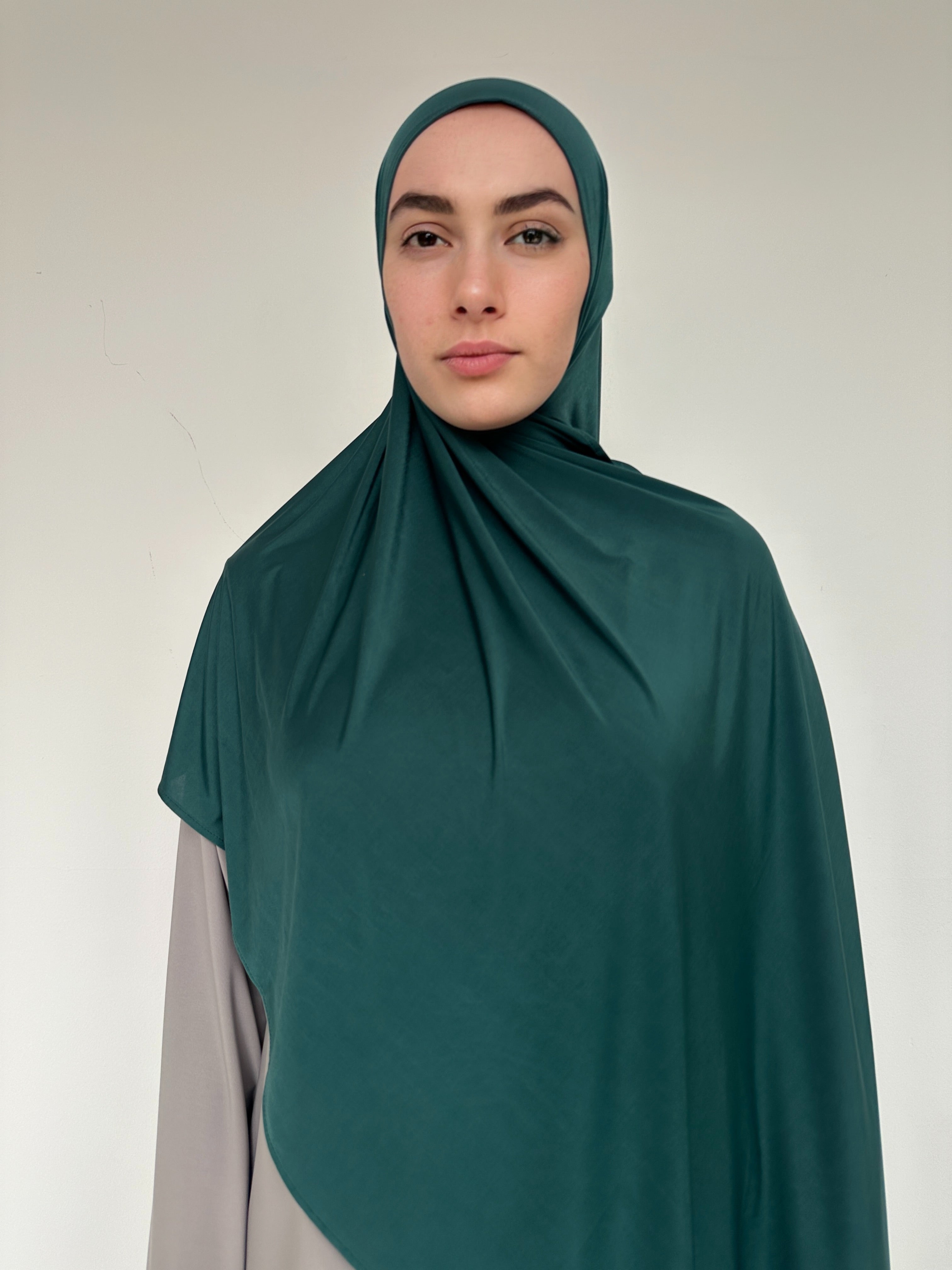 Hijab XL vert forêt, tombé fluide pour styles variés.
