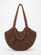 Sac cabas en crochet marron avec double anse et poignée décorative en perles de bois, style bohème chic.