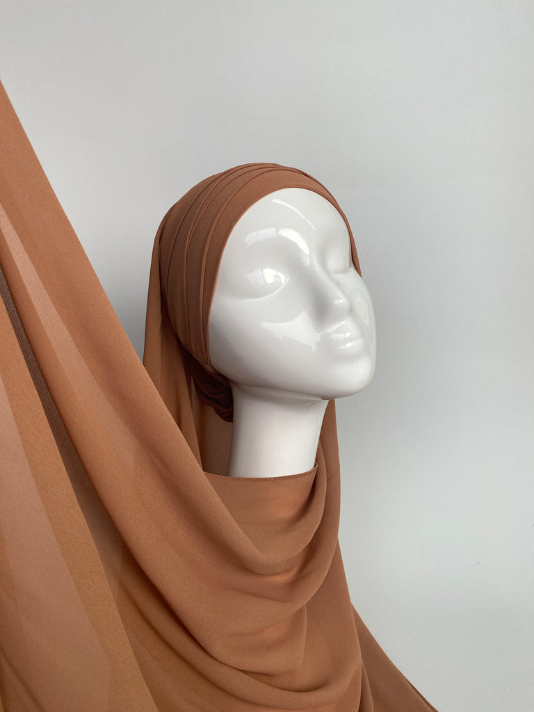 Hijab à enfiler couleur caramel marron, brown slip on hijab, hijab easy to wear, hijab facile à enfiler.