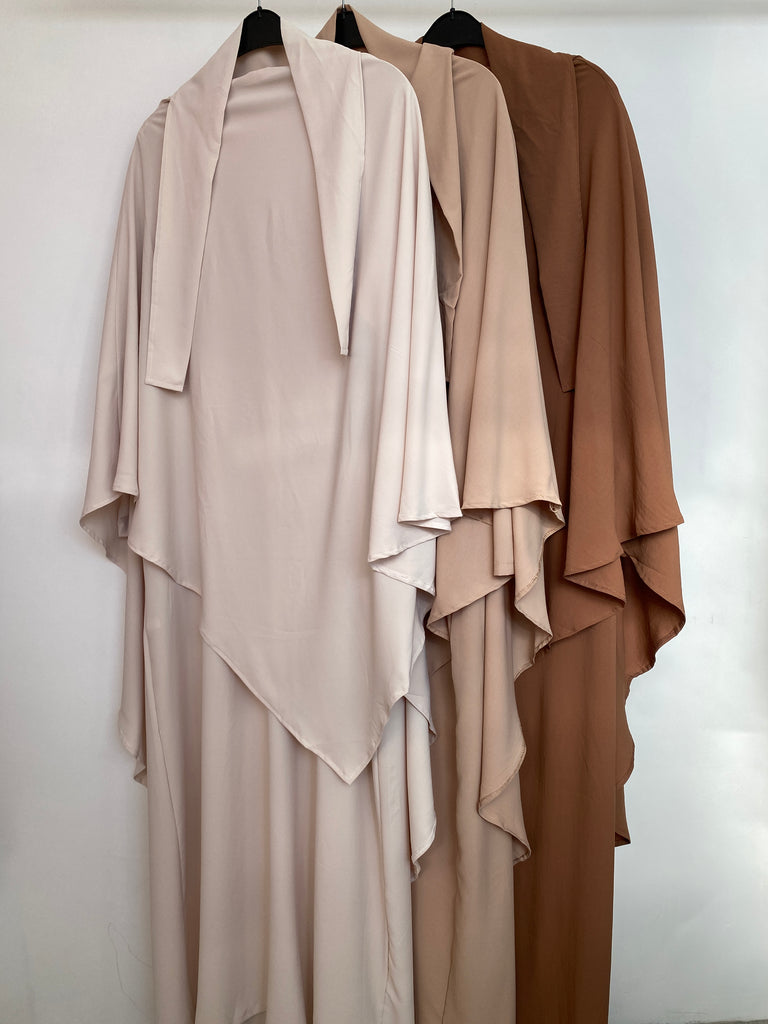 Ensemble pour femme Musulmane, ensemble pour hijabi, hijabi sets, ensemble modeste fashion, ensemble robe et khimar, ensemble abaya et khimar, vêtements mode modeste, couleur caramel