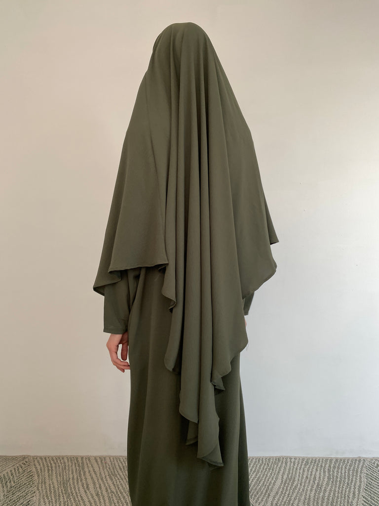 Vêtement pour la femme musulmane, femme avec hijab, ensemble vêtements mode modeste, ensemble abaya et khimar.