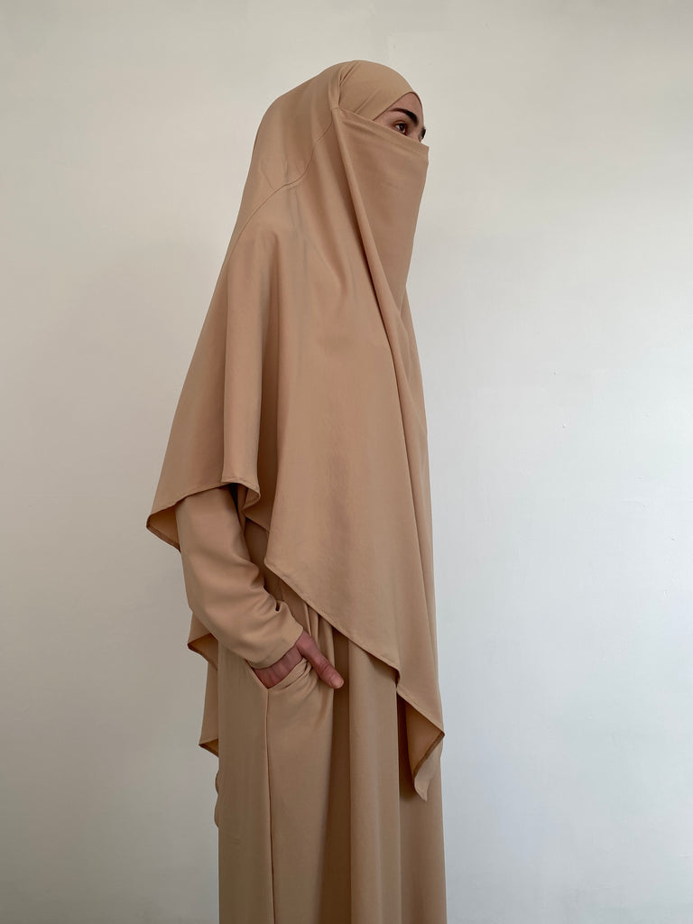 Ensemble pour femme Musulmane, ensemble pour hijabi, hijabi sets, ensemble modeste fashion, ensemble robe et khimar, ensemble abaya et khimar, vêtements mode modeste, beige