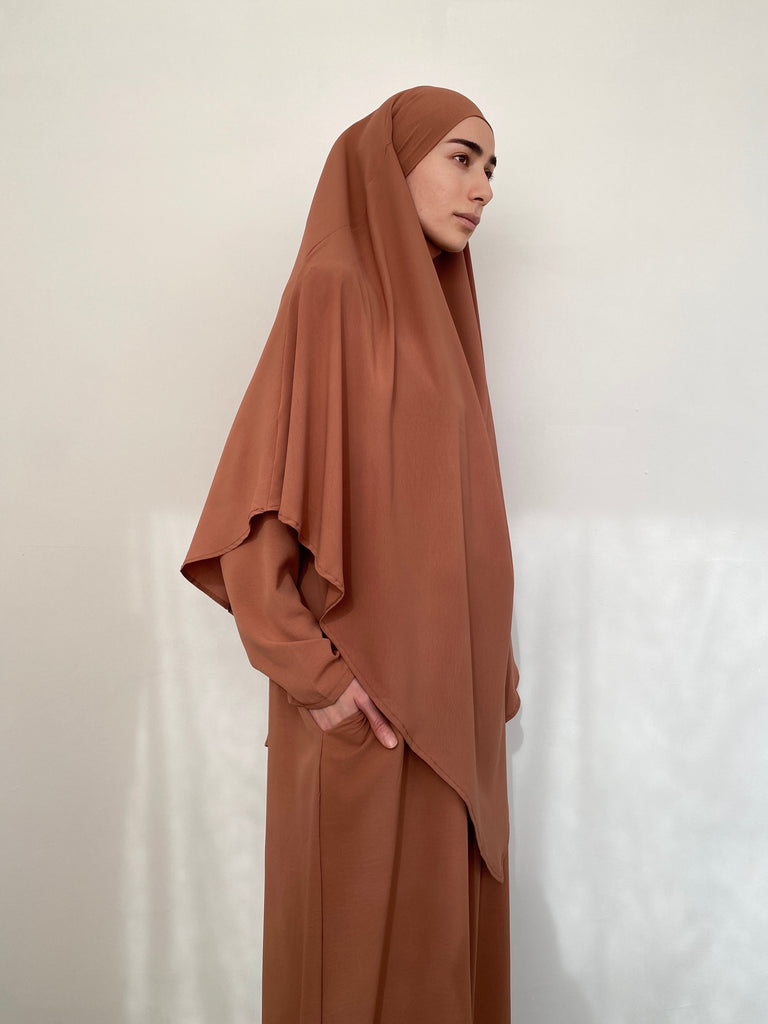 Ensemble pour femme Musulmane, ensemble pour hijabi, hijabi sets, ensemble modeste fashion, ensemble robe et khimar, ensemble abaya et khimar, vêtements mode modeste, couleur brique, couleur caramel.