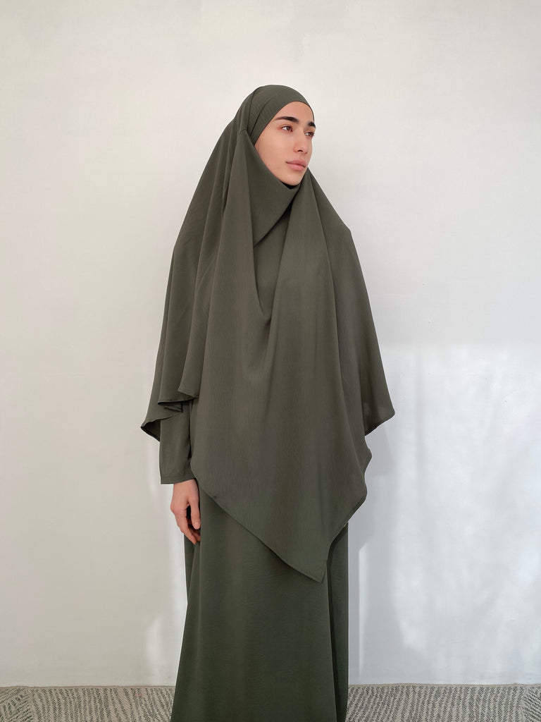 Ensemble pour femme Musulmane, ensemble pour hijabi, hijabi sets, ensemble modeste fashion, ensemble robe et khimar, ensemble abaya et khimar, vêtements mode modeste, kaki.