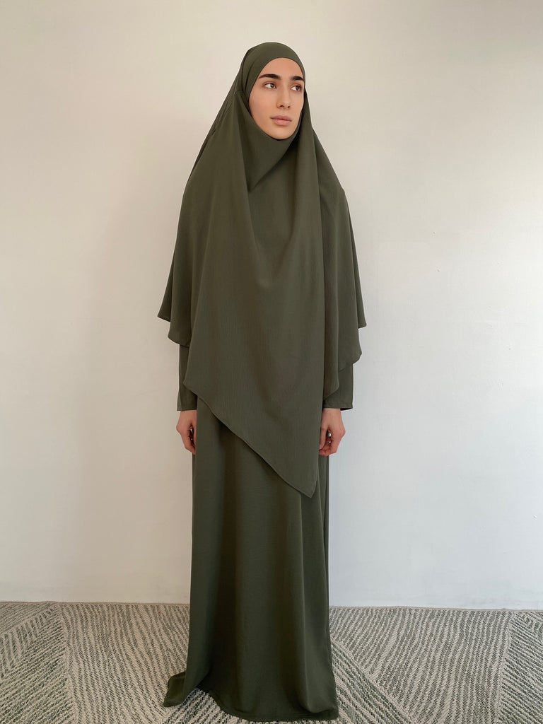 Vêtement pour la femme musulmane, femme avec hijab, ensemble vêtements mode modeste, ensemble abaya et khimar.